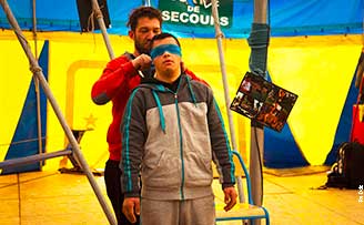 Les yeux bandés
