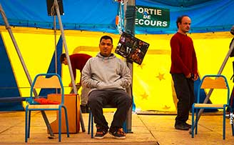 Assis sur le rebord du monde