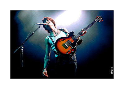 Le chanteur Adrien du groupe BB Brunes en concert.