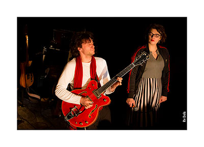 La chanteuse Rosemary du groupe Moriarty et le guitariste du groupe.