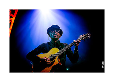 Le chanteur TéTé en concert.