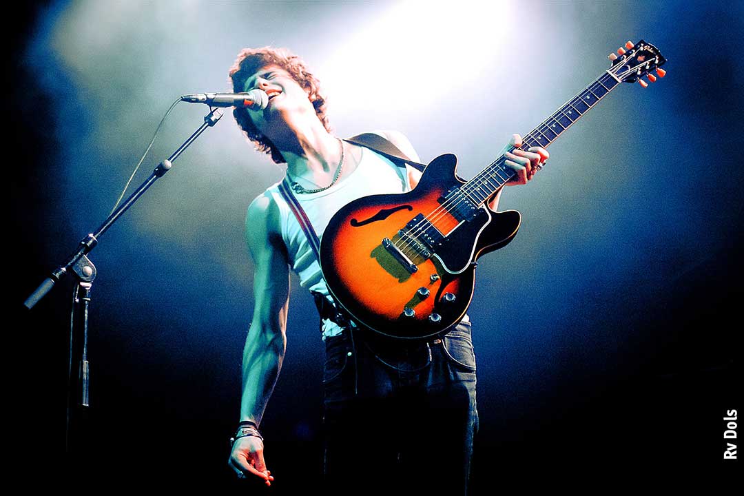 Adrien Gallo chanteur et guitariste du groupe BB Brunes.