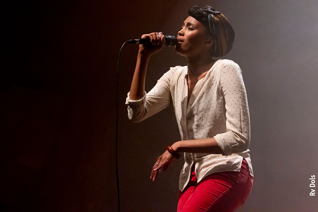 Nadia Mladjao dit Imany originaire de Martigues c'est une chanteuse, auteur et compositrice.