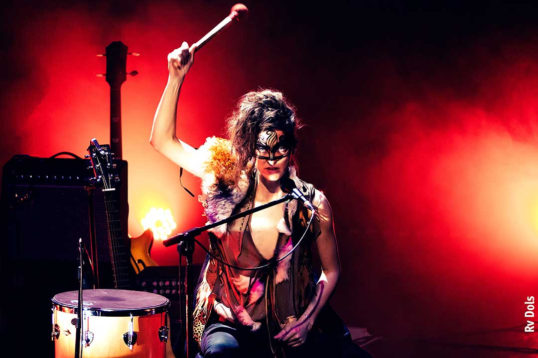 Le groupe Isaya est composé des deux soeurs aux voies puissantes et enivrantes.