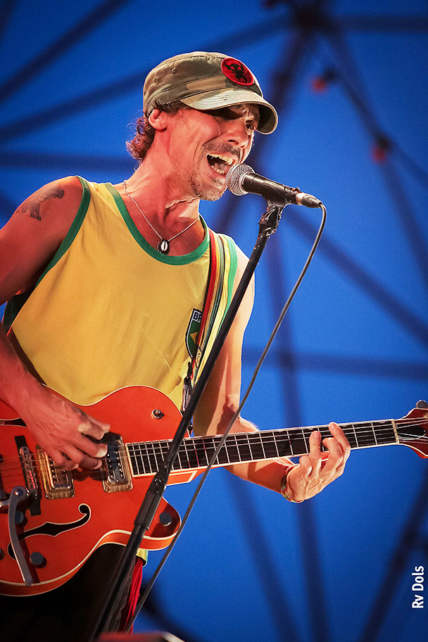 Manuel Tomas Arturo Chao dit Manu Chao, chanteur, auteur, compositeur, interprète, musicien, producteur.