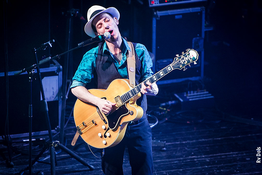 Manu guitariste du groupe Tryo