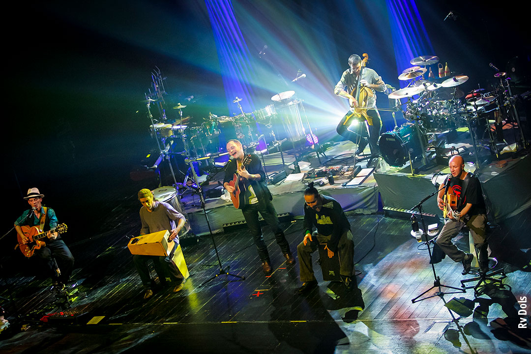 Tryo le groupe en concert à Avignon.