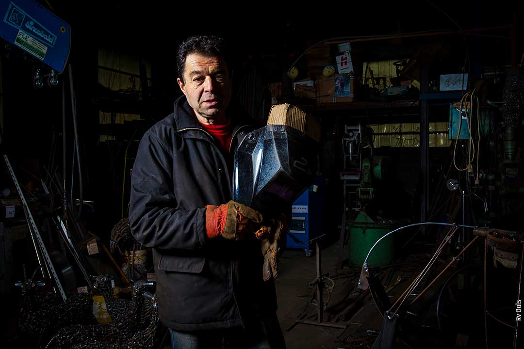 André Debru sculpteur sur métal.