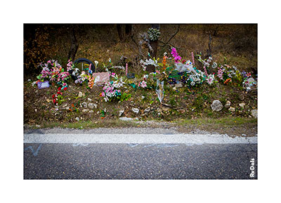 Des bouquets sur en bordure de la route.