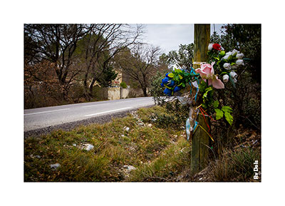 Un bouquet sur un poteau téléphonique.