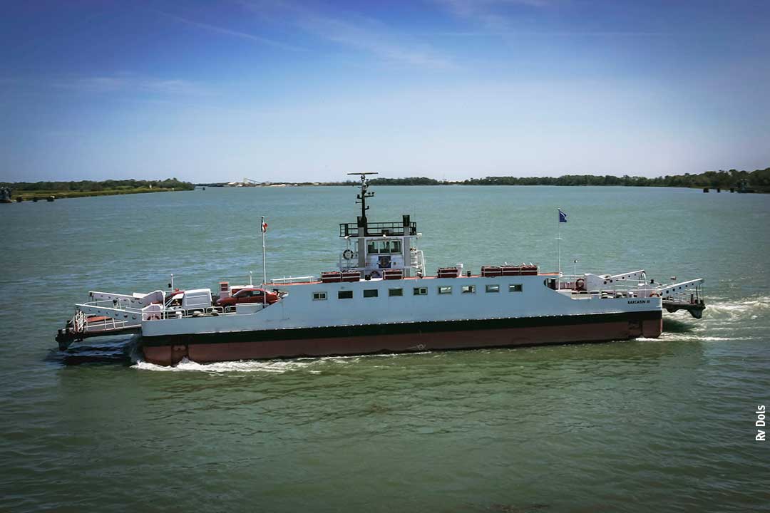 Le bac de Barcarin qui relie Port Saint Louis du Rhône au Salin de Giraud.