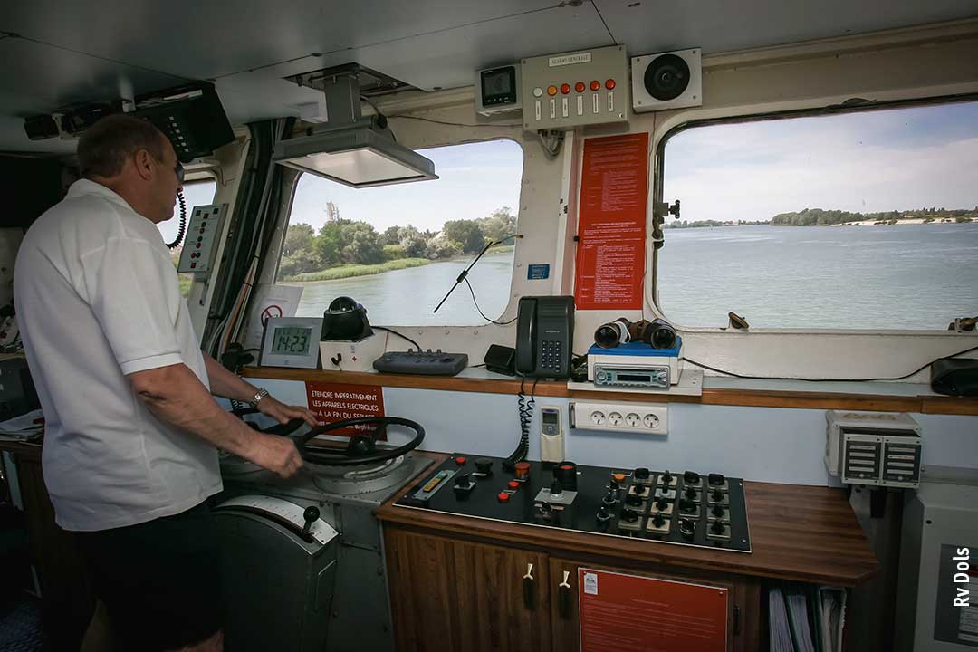 Le capitaine à la barre du Bac.