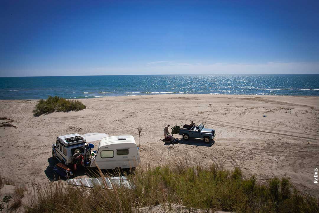 Camping sauvage sur la plage.