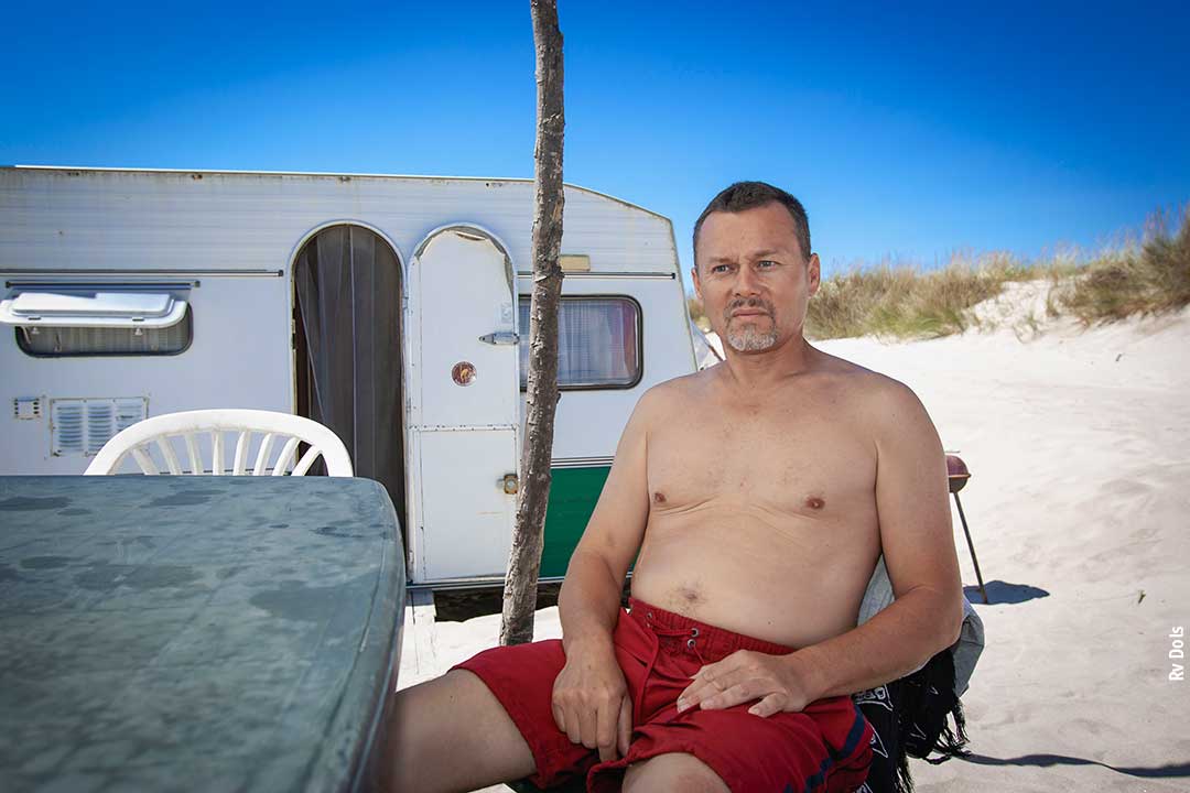 Campeur sur une plage.