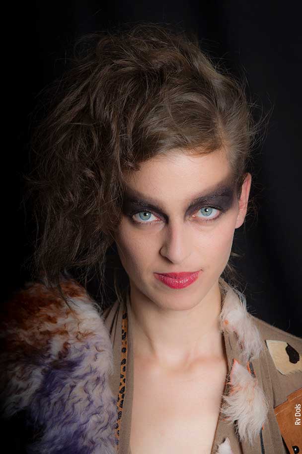 La chanteuse Jessica du Groupe Izaya.