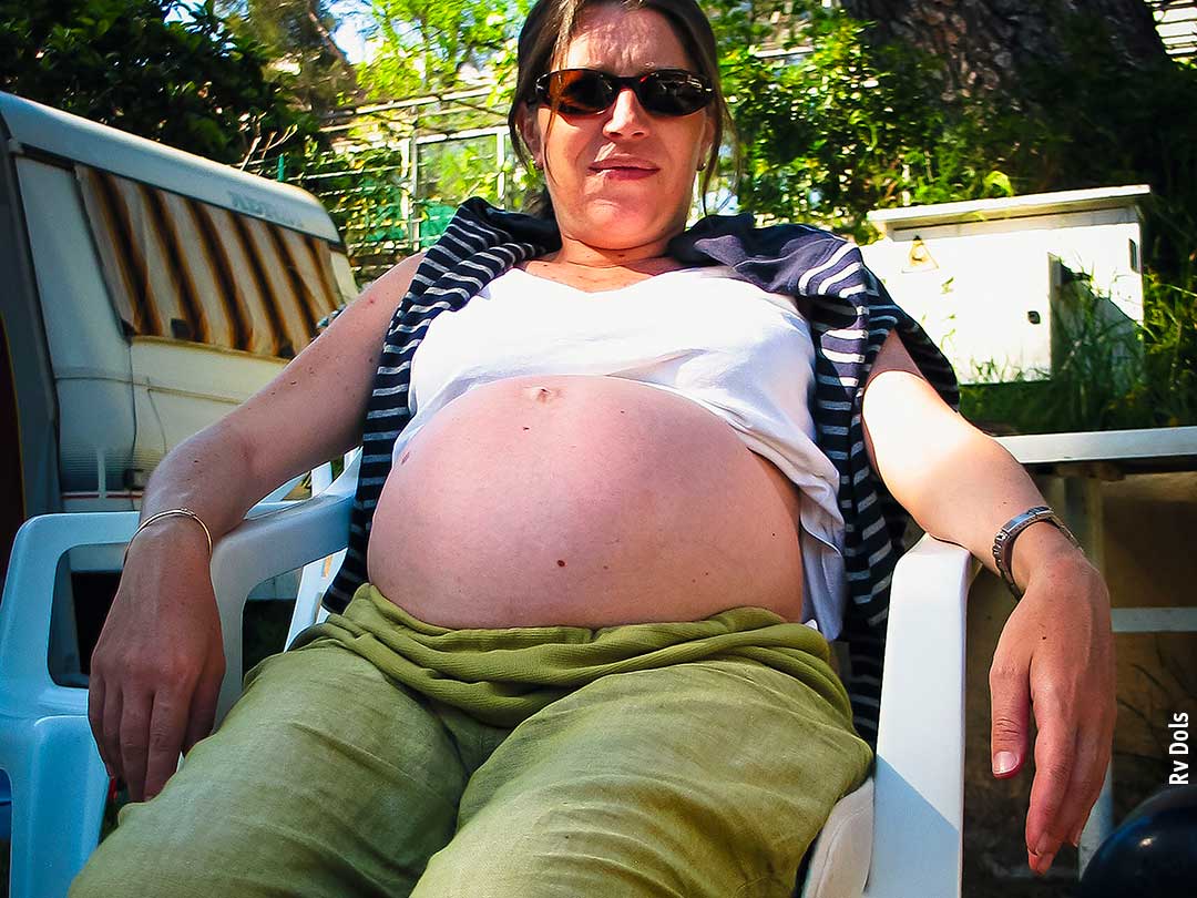 La mère de famille enceinte.
