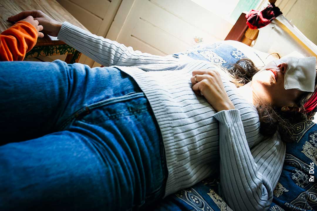 La mère malade dans son lit.