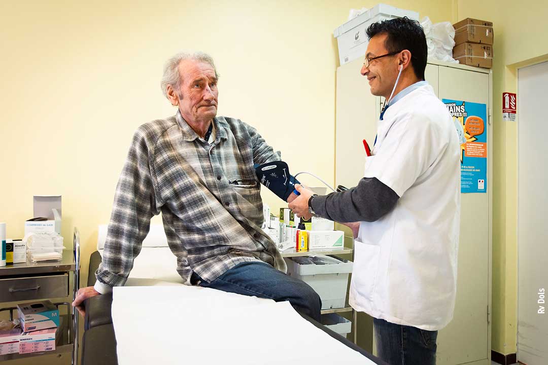 Médecin et son patient pendant une consultation.