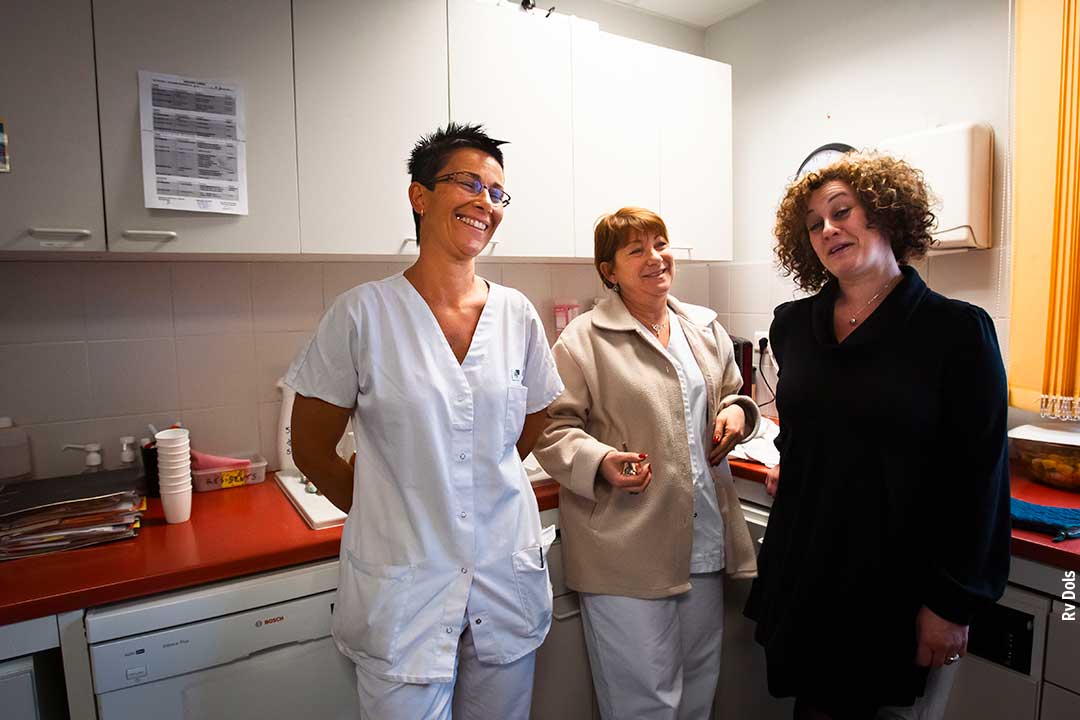 Médecin infirmière et aide soignante au centre hospitalier.