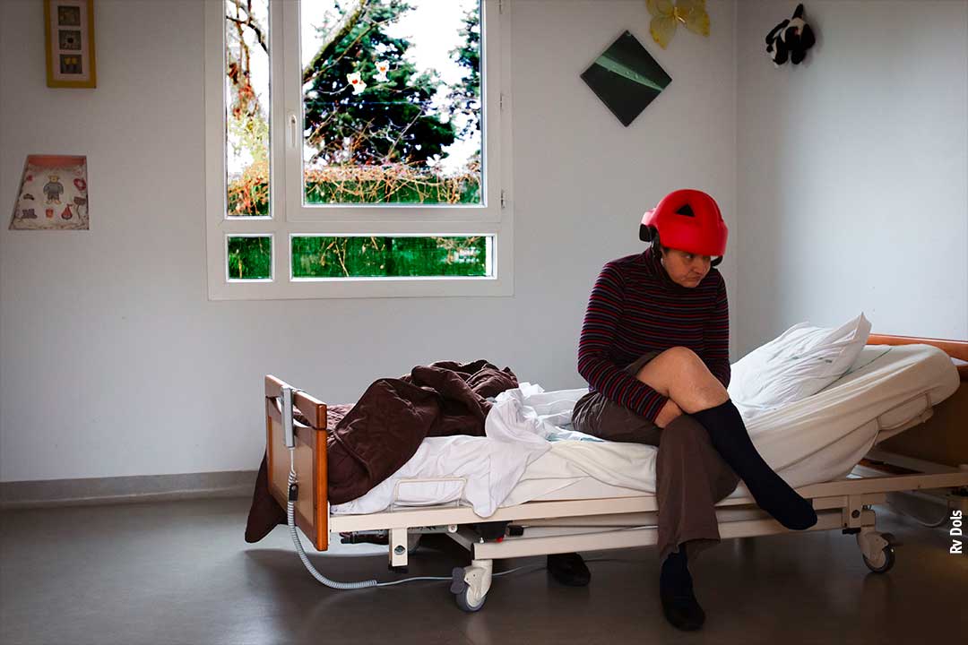 Malade sur son lit dans une chambre de l'hospital.