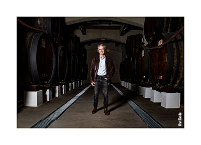 Un vigneron dans sa cave.