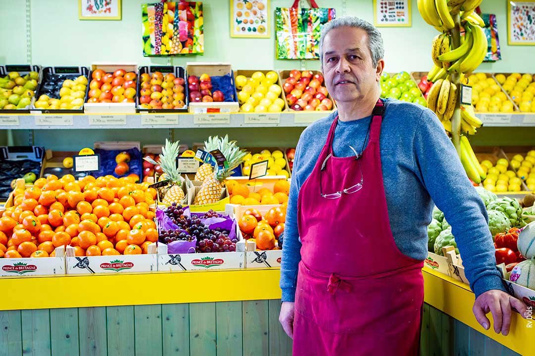 Commerçant Au Cours des Halles ville d'Elbeuf.