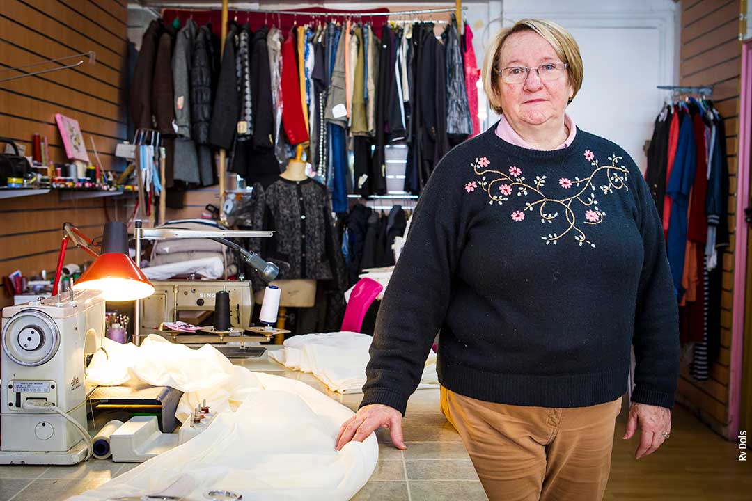 La couturière de Retouche de vétements Ourlet Plus.