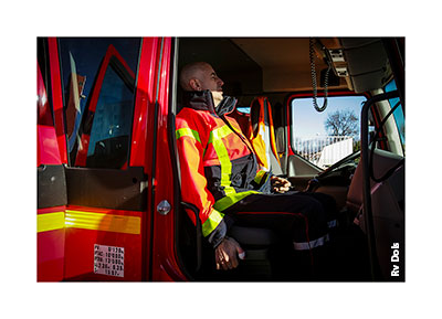 Un sapeur pompier assis dans le camion.