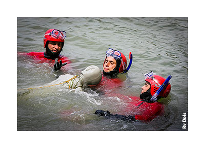 Trois sauveteurs aquatiques dans le Rhône.