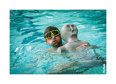 Dans la piscine en exercice.