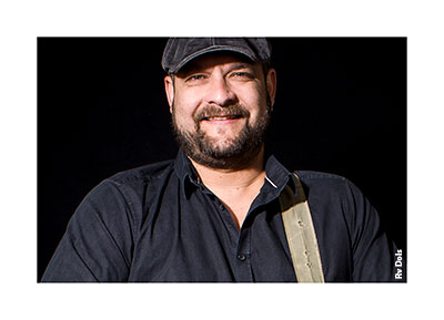 Photographie de studio d'un joueur de guitard.
