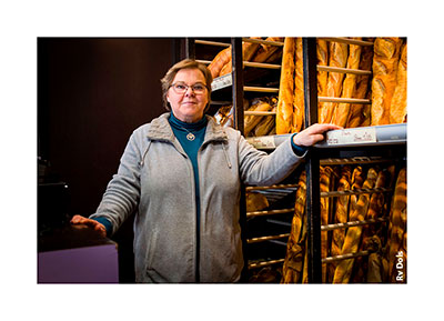 Boulangerie de la ville d'Elbeuf avec sa boulangère.