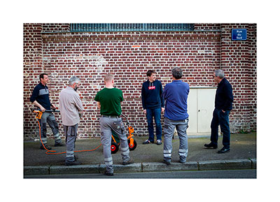 Les agents municipaux de la ville d'Elbeuf dans la rue du sud.