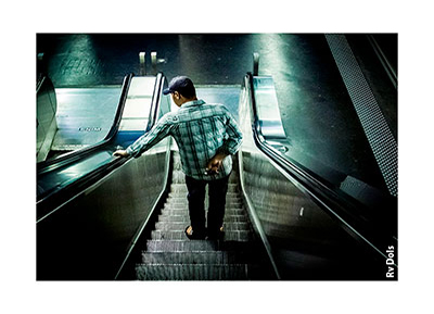 L'homme du métro descent vers les quais.