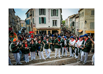 Musique devant les Arènes d'Arles.