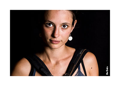 Portrait photo studio d'une joueuse d'accordéon.