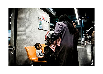 L'enfant assis avec sa mère dans le métro.