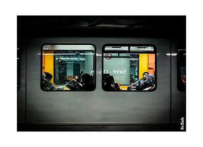 Des passagers assis dans la rame du métro.