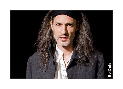 Portrait photo studio d'un joueur de bandjo.