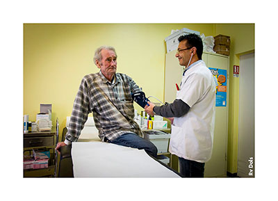 Patient et infirmier dans la salle des soins.