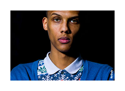 Un portrait photographique du chanteur Strome.